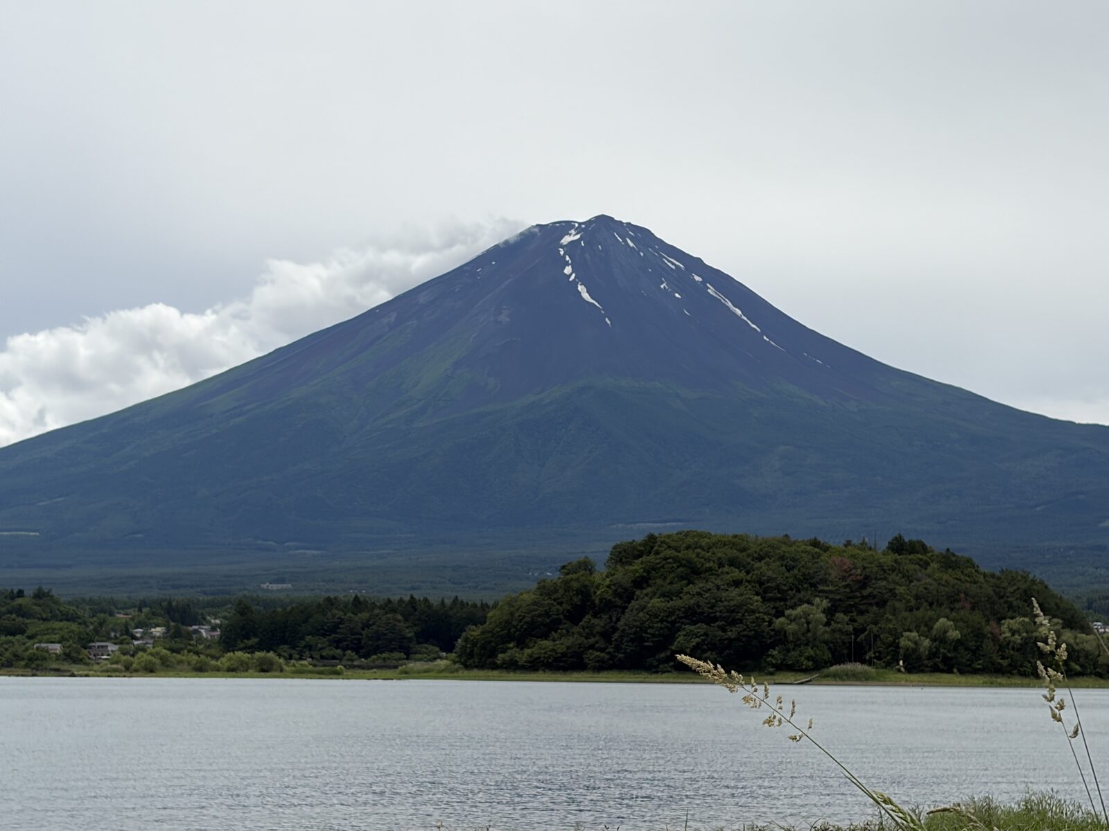 梅雨のあいまに、夏へ向かう富士山